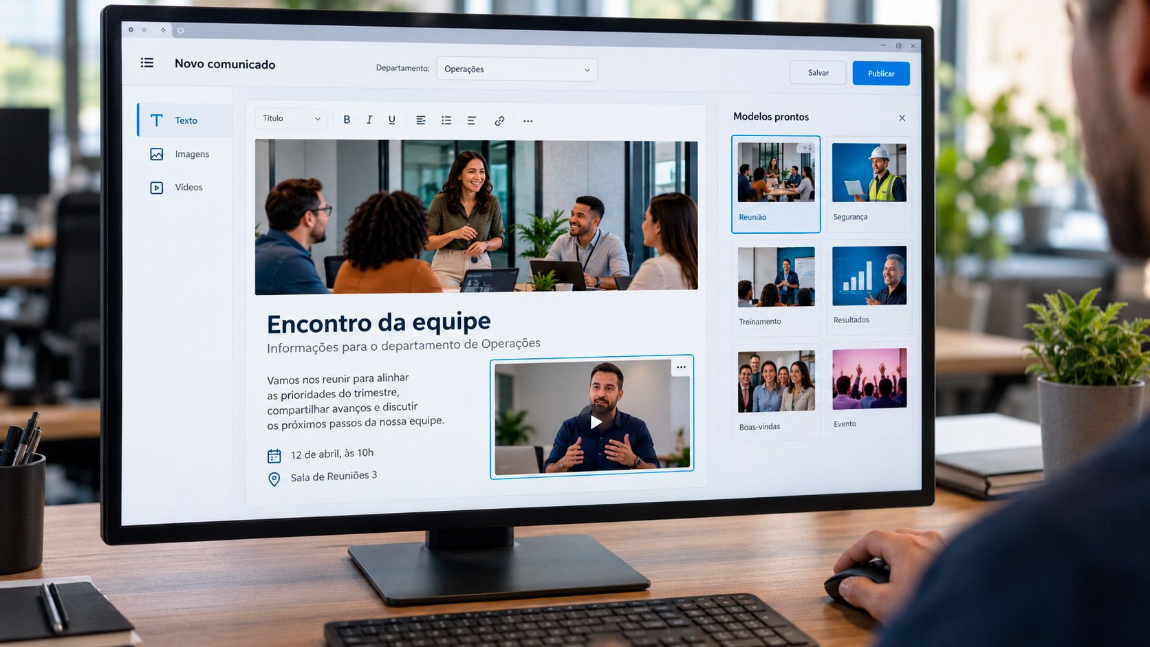 Profissional de comunicação interna criando um aviso no painel da TV Visem pelo notebook.